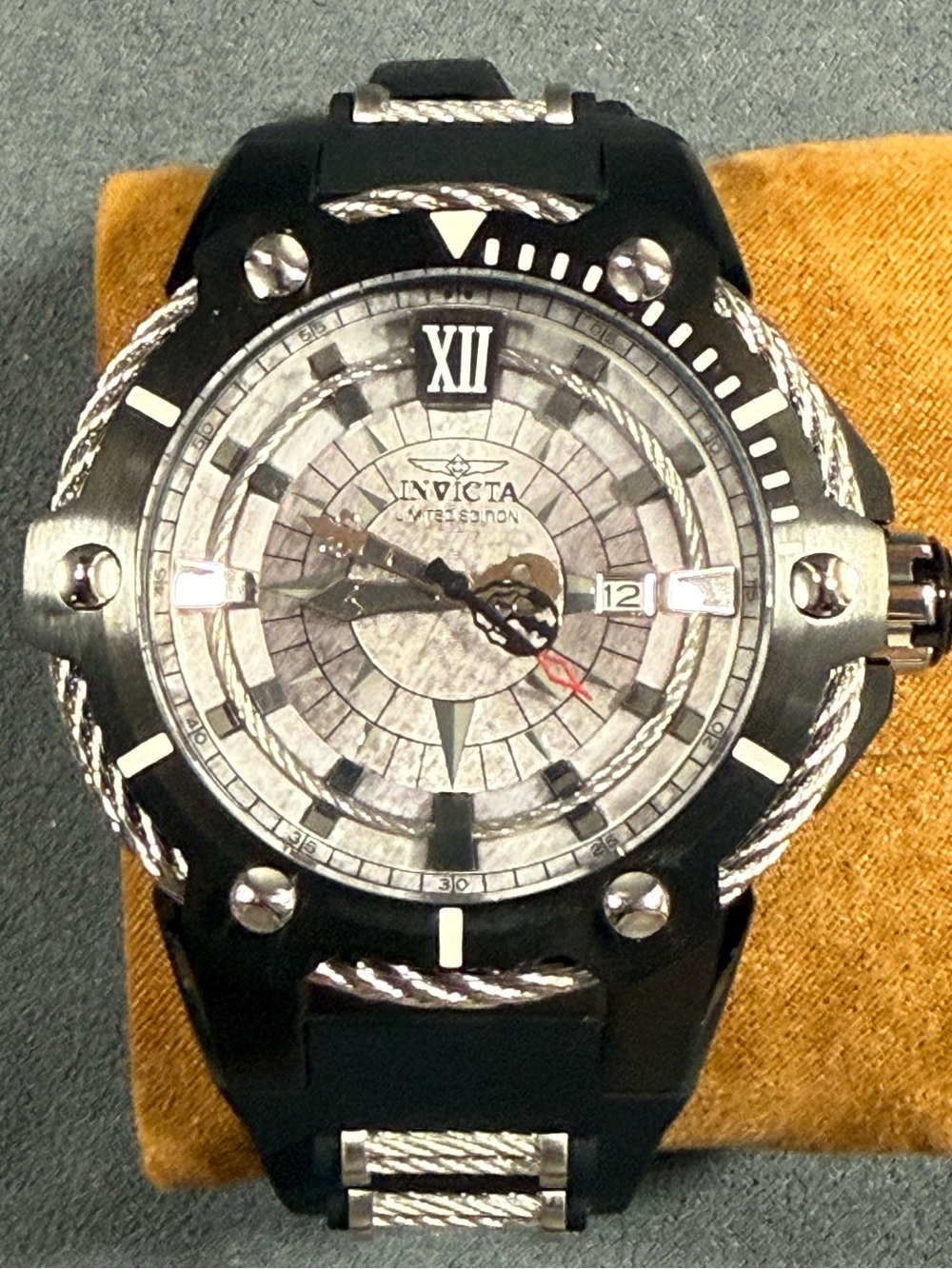 Invicta 25226 Disney Limited Edition 0510/1000 Automatic Black Silver Mens Watch